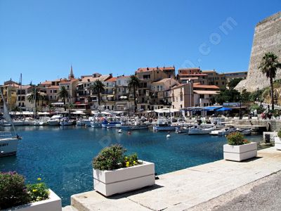 vue sur le petit port de Calvi. - Photo libre de droit - PABvision.com