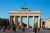 Jadis porte de la ville vers l'ouest,aujourd'hui emblème au centre de Berlin - Photos